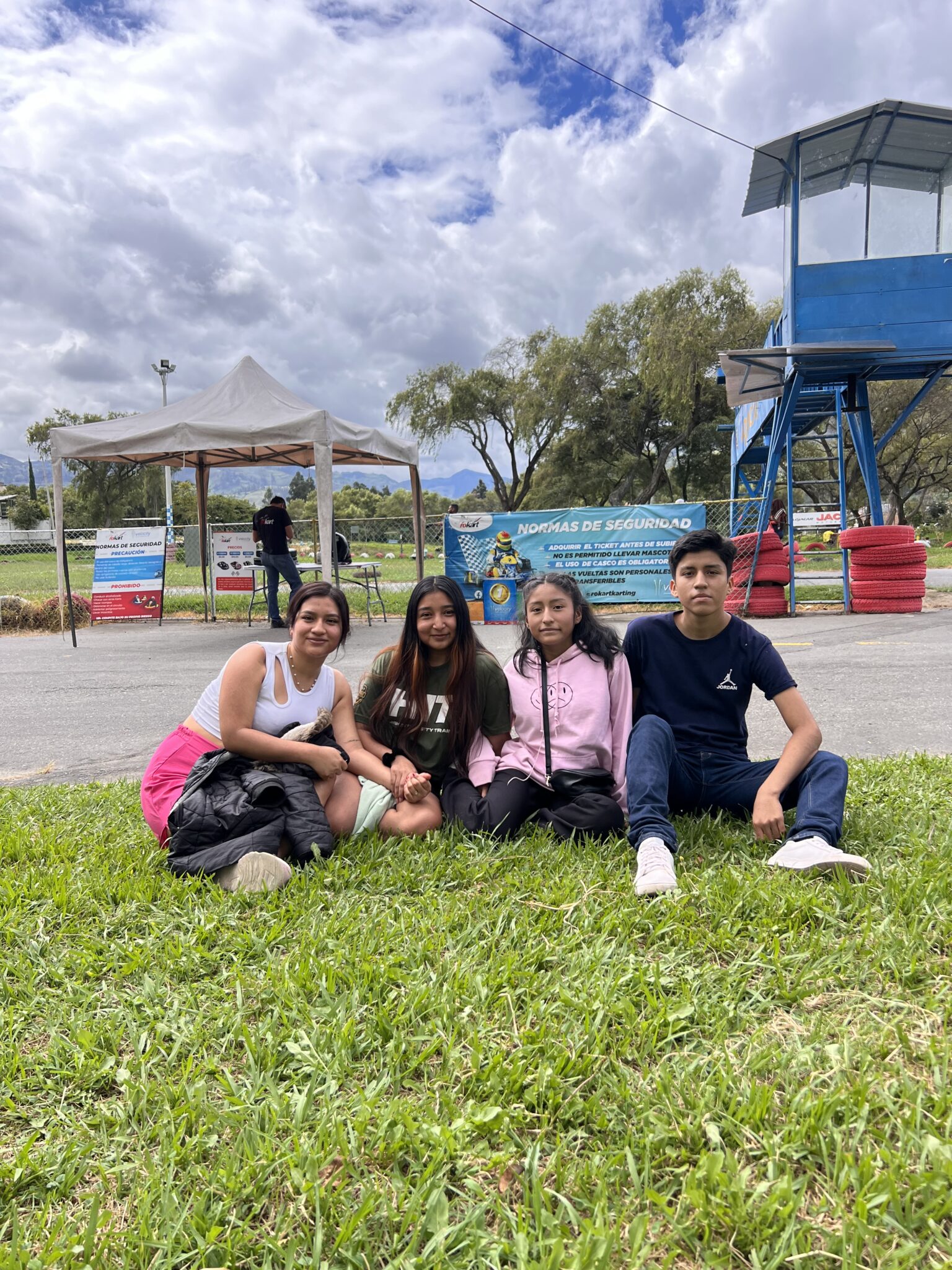 Vista de la pista y karts en acción